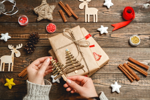 Vrouw maakt stijlvolle kerstcadeaus