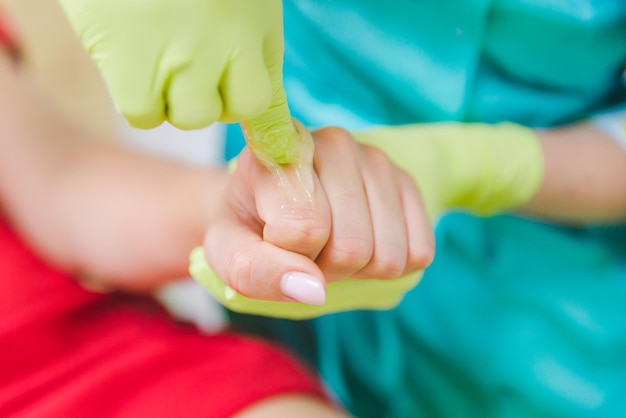 Vrouw maakt suiker in cosmetisch centrum epilatie schoonheid concept handen dichtbij