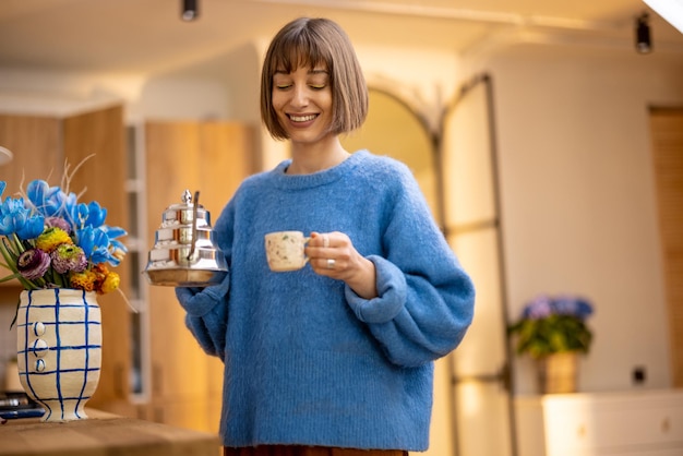 Vrouw maakt thuis een kopje koffie