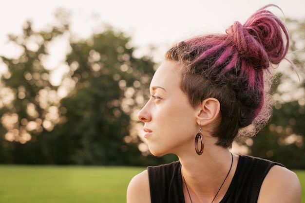 Vrouw maakt zich zorgen en heeft problemen op jonge leeftijd. Alleenstaande vrouw zit verdrietig buitenshuis.