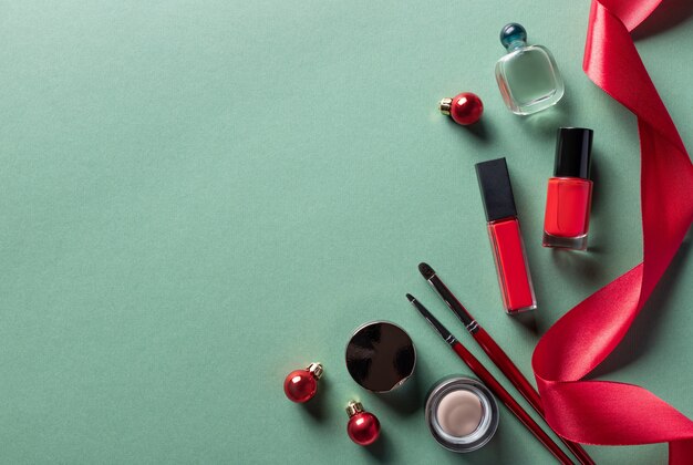 Vrouw make-up cosmetica met kerst decor