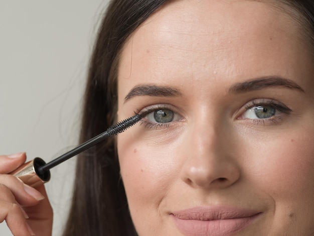 Vrouw make-up mascara ogen gezonde huid natuurlijke mode make-up. Studio opname.