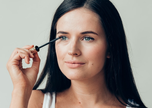 Vrouw make-up mascara ogen gezonde huid natuurlijke mode make-up. Studio opname.