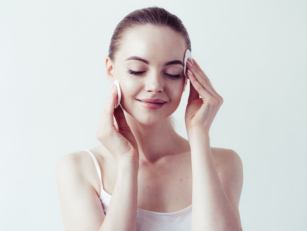 Vrouw make-up poeder huid gezicht mooi vrouwelijk natuurlijk portret toepassen.