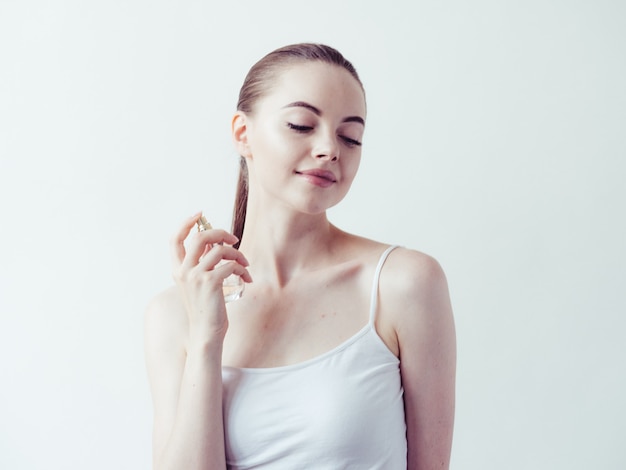 Vrouw make-up poeder huid gezicht mooi vrouwelijk natuurlijk portret toepassen.