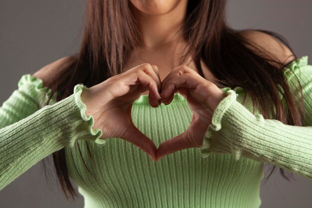 Vrouw maken handen in hartvorm hart ziektekostenverzekering