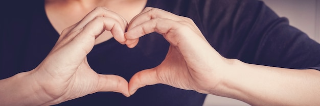 Foto vrouw maken handen in hartvorm teken