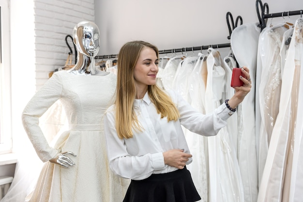 Vrouw maken 'selfie' met etalagepop in bruiloft winkel