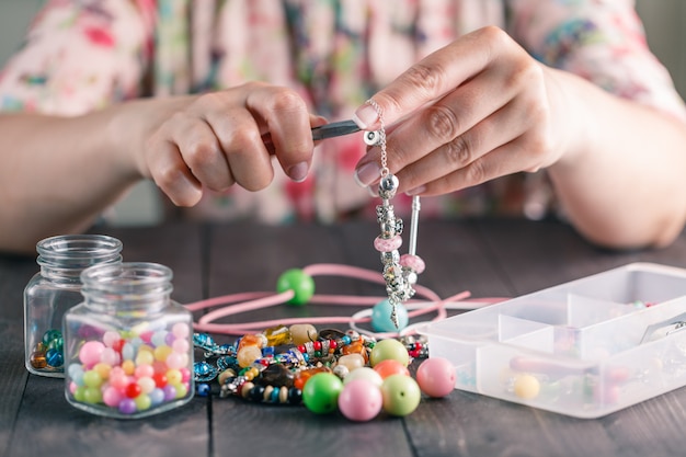 Vrouw maken zelfgemaakte armband