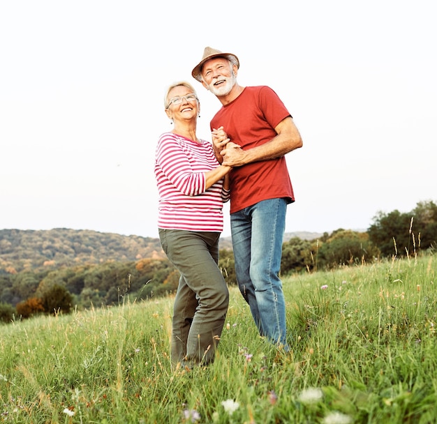 Vrouw man buiten senior paar gelukkige levensstijl pensionering samen lachende liefde oude natuur volwassen