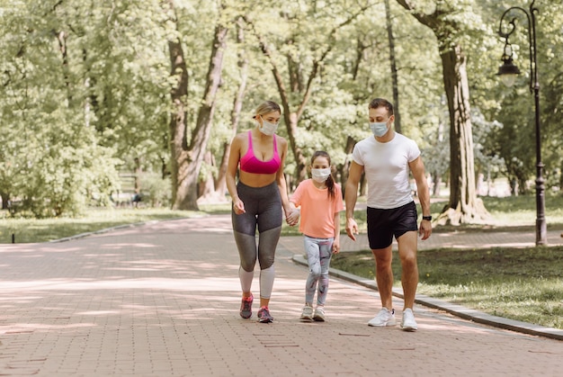 Vrouw, man en meisje joggen in het park