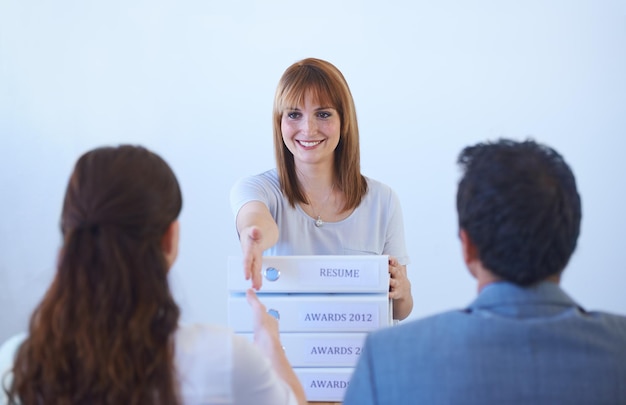 Vrouw management of handdruk in interview voor welkom onboarding en aanwerving in kantoor of werkplek Zakelijke professional en mensen met documenten papierwerk of handdruk in ontmoeting of glimlach