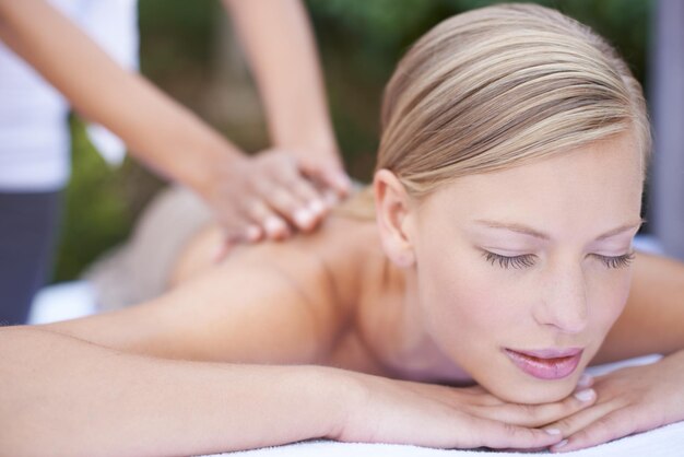 Foto vrouw massage en therapeut voor wellness rug en spa voor behandeling en stress verlichting therapie slapen masseuse en rusten in resort vreedzaam en handen voor luxe lichaamsverzorging en ontspanning