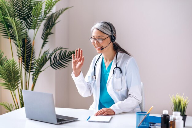 Vrouw medisch verpleegster dokter uniform ziek online videogesprek webcam