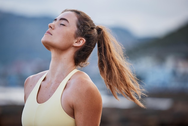 Vrouw meditatie ademhaling en spirituele wellness en vrijheid na stadstraining Rustig ademen van frisse lucht natuurlijk buiten vrij geloof en ontspan na fitnessoefening en training in New York