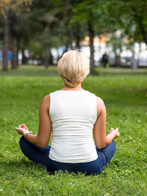 vrouw mediteren in park