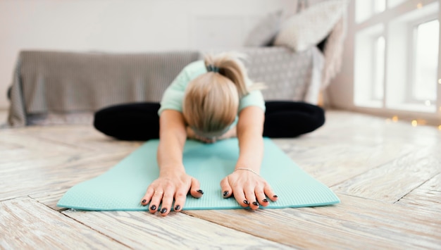 Vrouw mediteren op mat