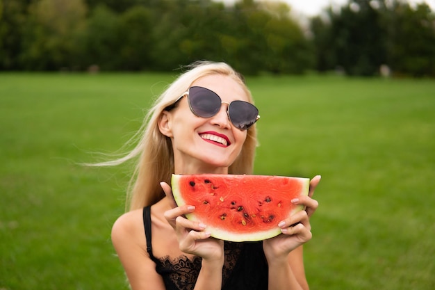 Vrouw meisje portret liefde retro een persoon wit aantrekkelijk brillen hoed rood mensen