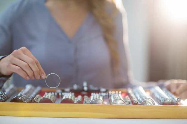 Vrouw messbrille in gereedschapskist schikken