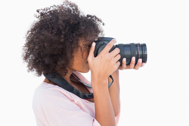 Vrouw met afro die een foto neemt