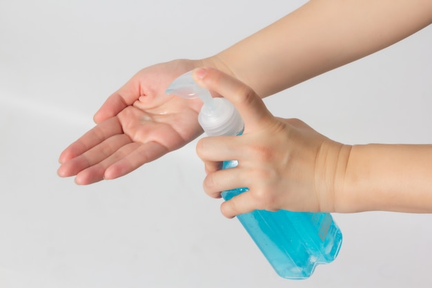 Vrouw met alcohol antiseptische gel voor het reinigen van handen. Coronavirus-desinfectie