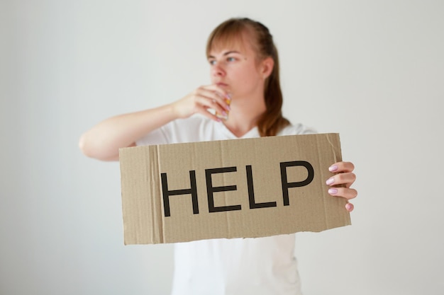 Foto vrouw met alcohol en help banner vrouwelijke alcoholisme alcoholisten anoniem