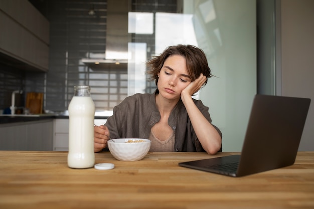 Vrouw met angst die vooraanzicht eet