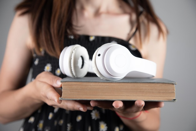 Vrouw met audioboek