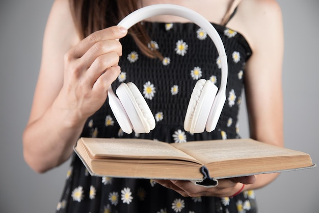 Vrouw met audioboek