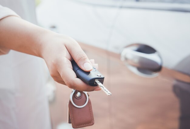 Vrouw met autosleutel