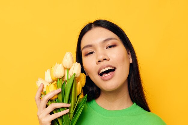 Vrouw met Aziatisch uiterlijk boeket bloemen romantiek lente poseren geïsoleerde achtergrond ongewijzigd