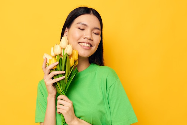 vrouw met Aziatische uitstraling boeket bloemen romantiek lente poseren geïsoleerde achtergrond ongewijzigd. Hoge kwaliteit foto