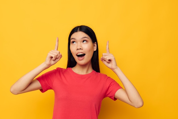 Vrouw met Aziatische verschijning rode t-shirts poseren moderne stijl geïsoleerde achtergrond ongewijzigd