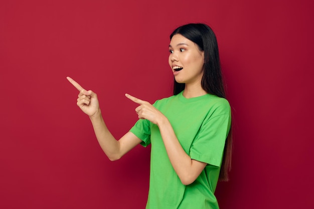 Vrouw met Aziatische verschijning vrijetijdskleding emoties poseren mode geïsoleerde achtergrond ongewijzigd