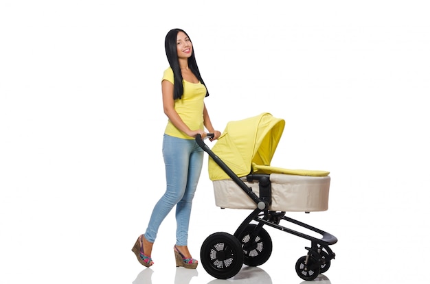 Vrouw met baby en kinderwagen op wit wordt geïsoleerd dat