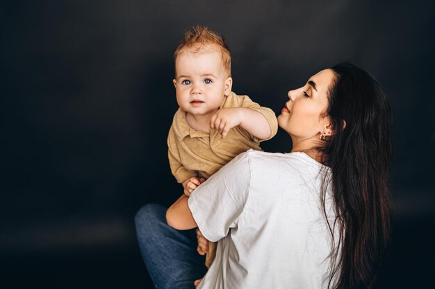 Vrouw met baby in haar armen