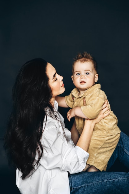 Vrouw met baby in haar schoot