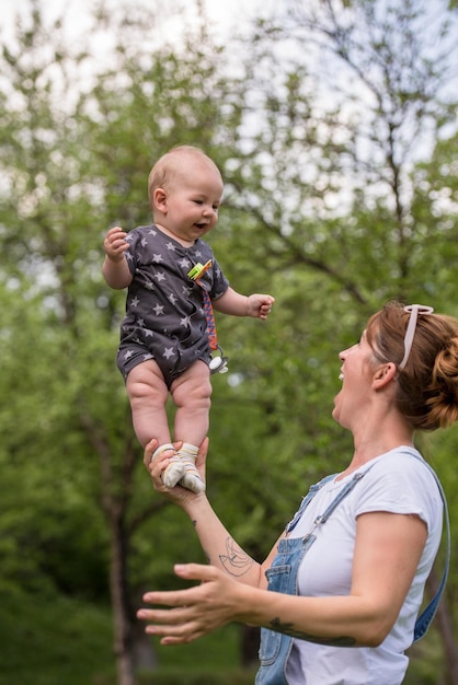 vrouw met baby veel plezier in de natuur