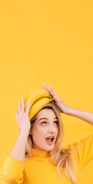 Vrouw met bananen op haar hoofd