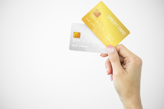 Vrouw met bank zakelijke creditcard op witte achtergrond Vrouwelijke hand met bank creditcard goud Betalen met creditcard winkelen levensstijl kopie ruimte