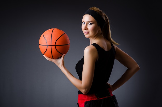 Vrouw met basketbal in sportconcept