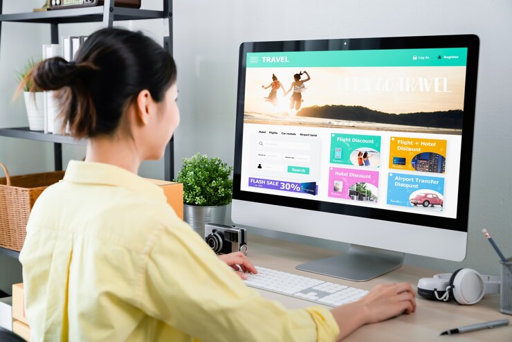 Foto vrouw met behulp van applicatie boeken vlucht reizen zoeken ticket vakantie