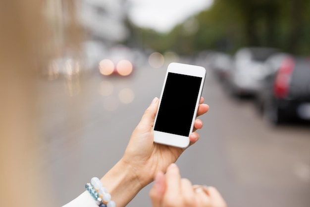 Vrouw met behulp van de mobiele telefoon