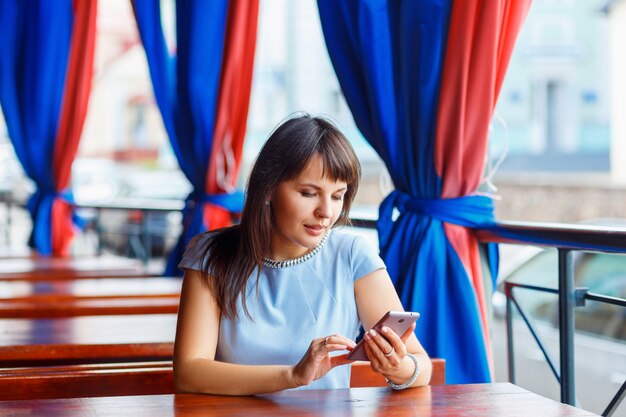 Vrouw met behulp van de mobiele telefoon