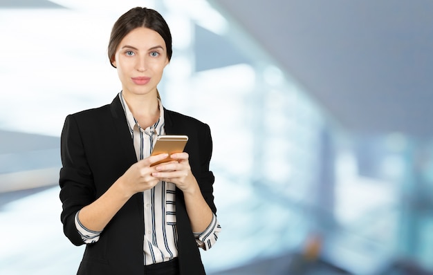 Vrouw met behulp van de mobiele telefoon