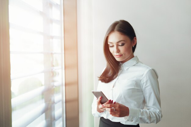 Vrouw met behulp van de mobiele telefoon