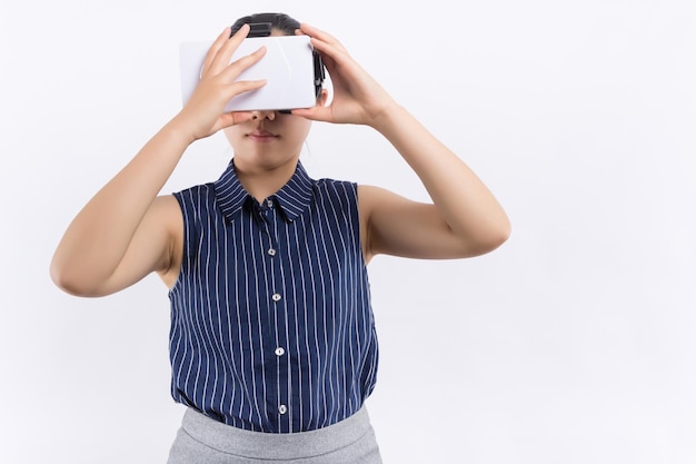 Vrouw met behulp van de virtual reality headset