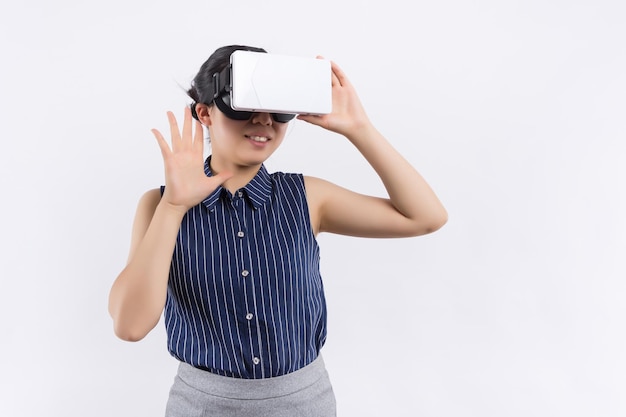Vrouw met behulp van de virtual reality headset