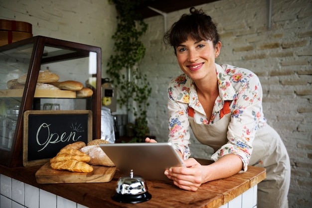 Vrouw met behulp van digitale tablet