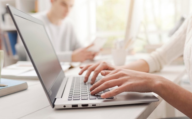 Vrouw met behulp van een laptop en aansluiten